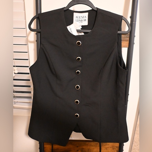 Alexia Admor Black Button-Front Vest - Picture 1 of 8
